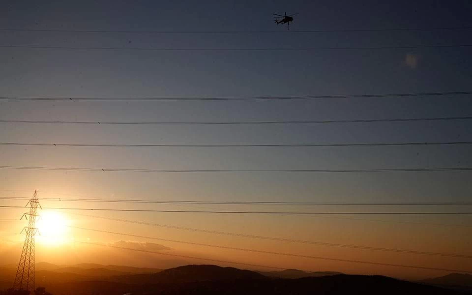 Φωτιά στον Υμηττό: Μάχη να μη φτάσει στο δάσος Καισαριανής – Δύο σπίτια καμμένα
